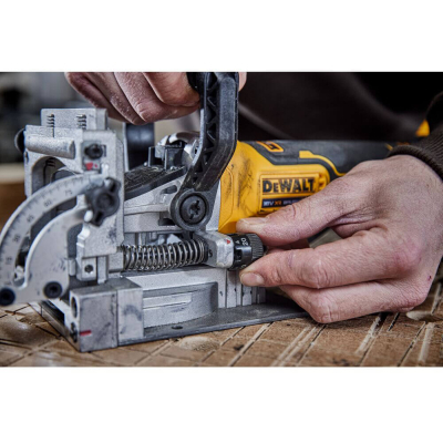 Фрезер DeWALT ламельний, XR Li-Ion 18 В, 8000 об/хв, фрези 102 мм, TSTAK (без АКБ та ЗП) (DCW682NT)