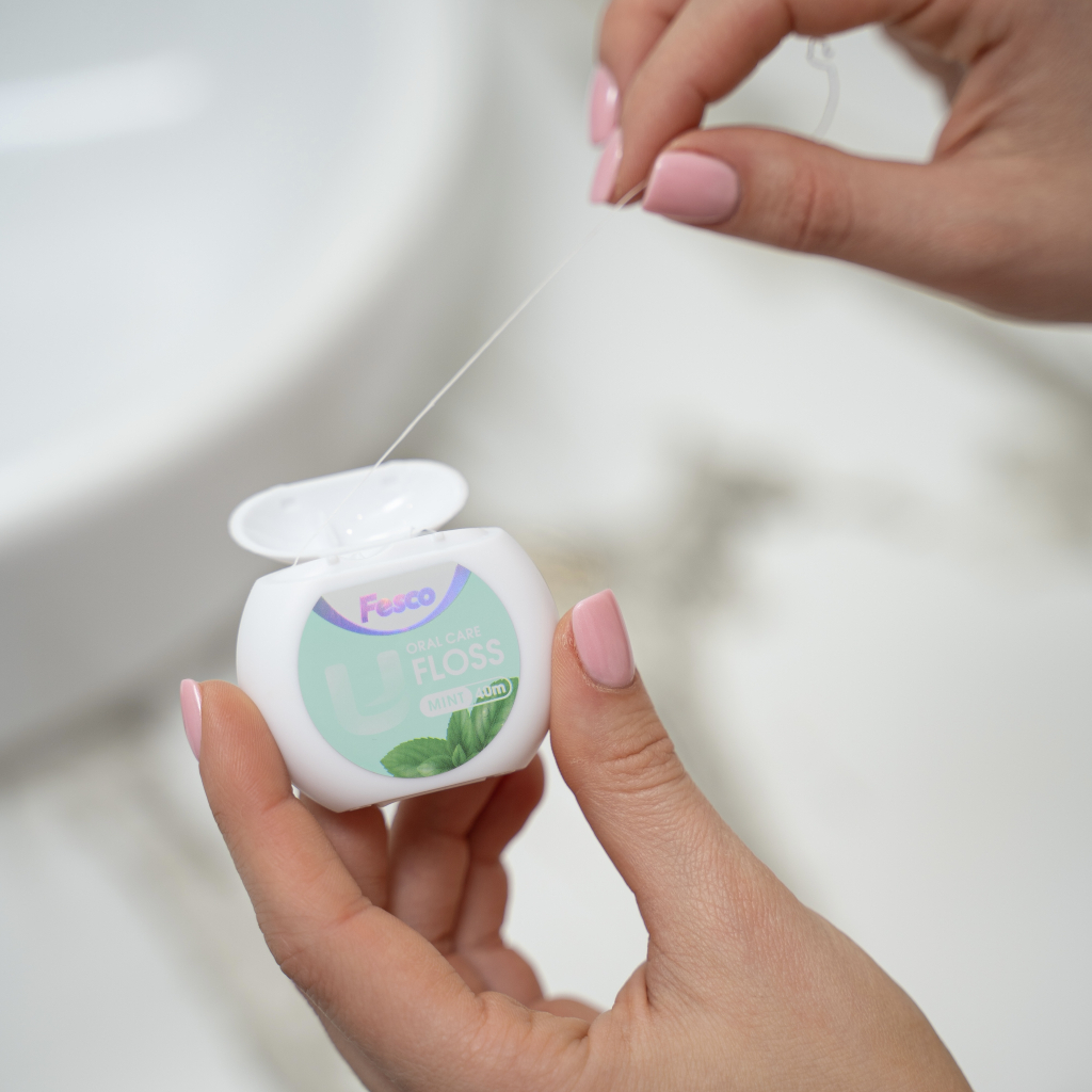Зубна нитка Fesco Ultra Oral Care Floss Mint 40 м (4820204702427)