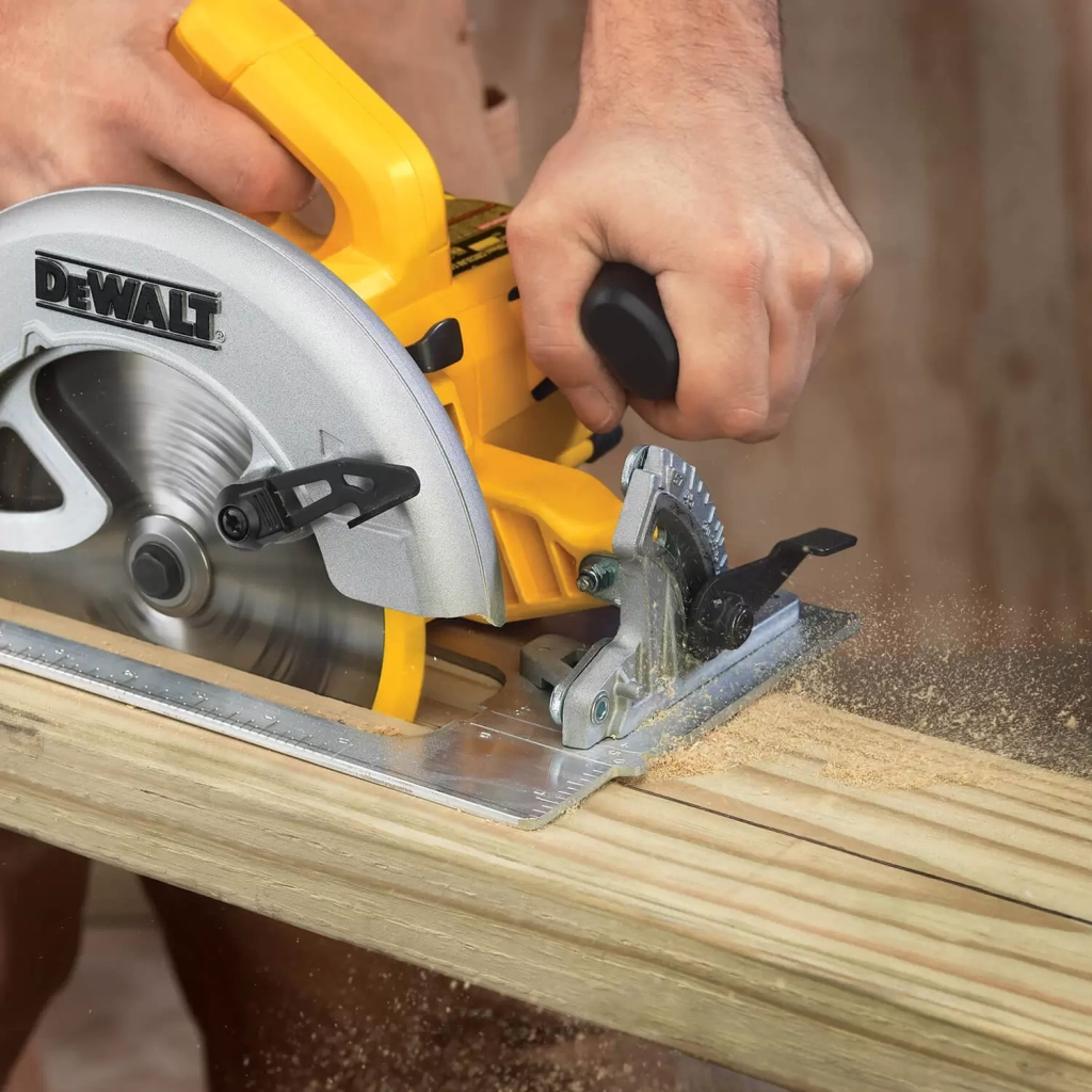 Дискова пила DeWALT 1600 Вт, диск 190х30 мм, 4.0 кг, кейс (DWE575K) Дискова пила DeWALT 1600 Вт, диск 190х30 мм, 4.0 кг, кейс (DWE575K)