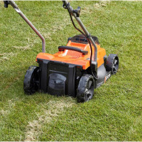 Газонокосарка Black&Decker акумуляторна 18 В, 4.0 Ач, 32 см, 2 АКБ та ЗП (BCMW33184L2)