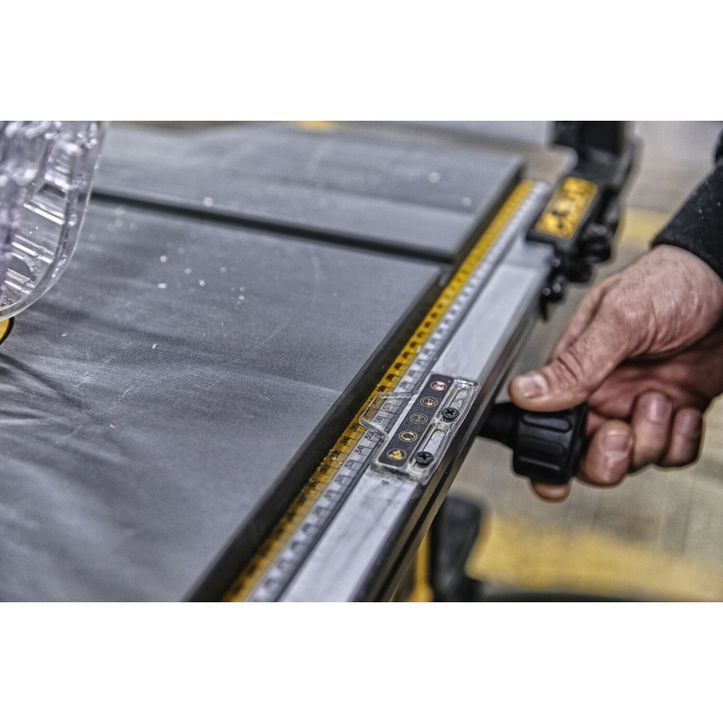 Циркулярна пила DeWALT 2000 Вт, 4800 об/хв, 250х30мм, 26.5 кг (DWE7492)