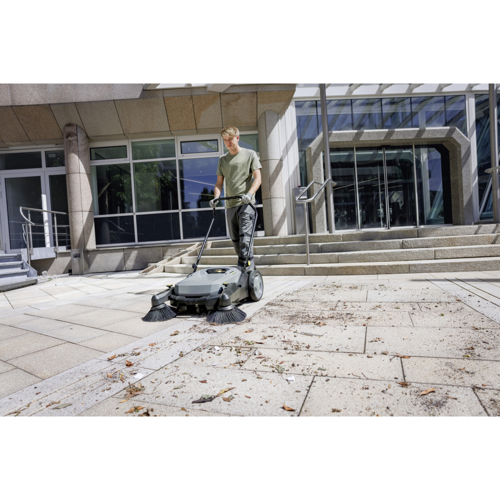 Підмітальна машина Karcher KM 70/20 C 2SB, професійна, ручна, захват 98см, контейнер 45л, 22кг (1.517-131.0)