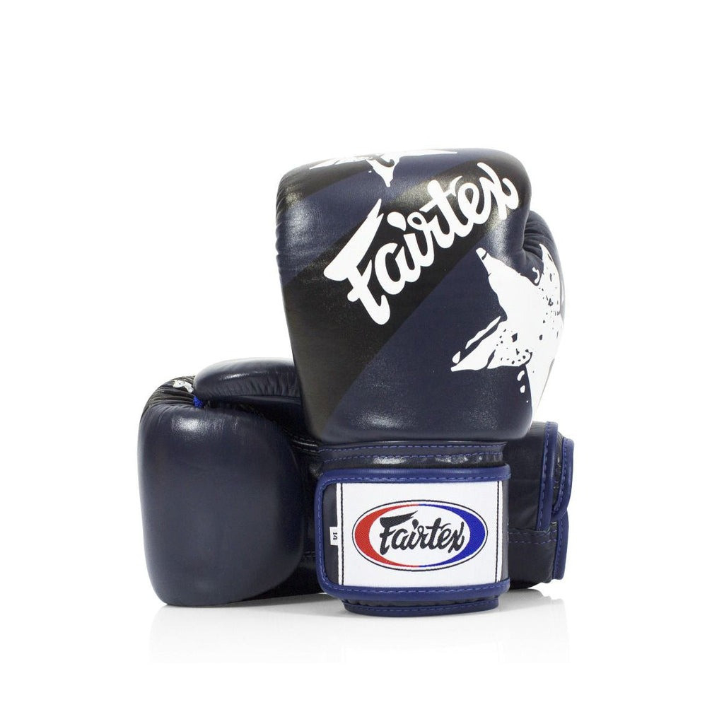 Боксерські рукавички Fairtex BGV1 Nation Print Blue 14 унцій (бинти в комплекті) (BGV1_Print_14oz_Blue) Боксерські рукавички Fairtex BGV1 Nation Print Blue 14 унцій (бинти в комплекті) (BGV1_Print_14oz_Blue)