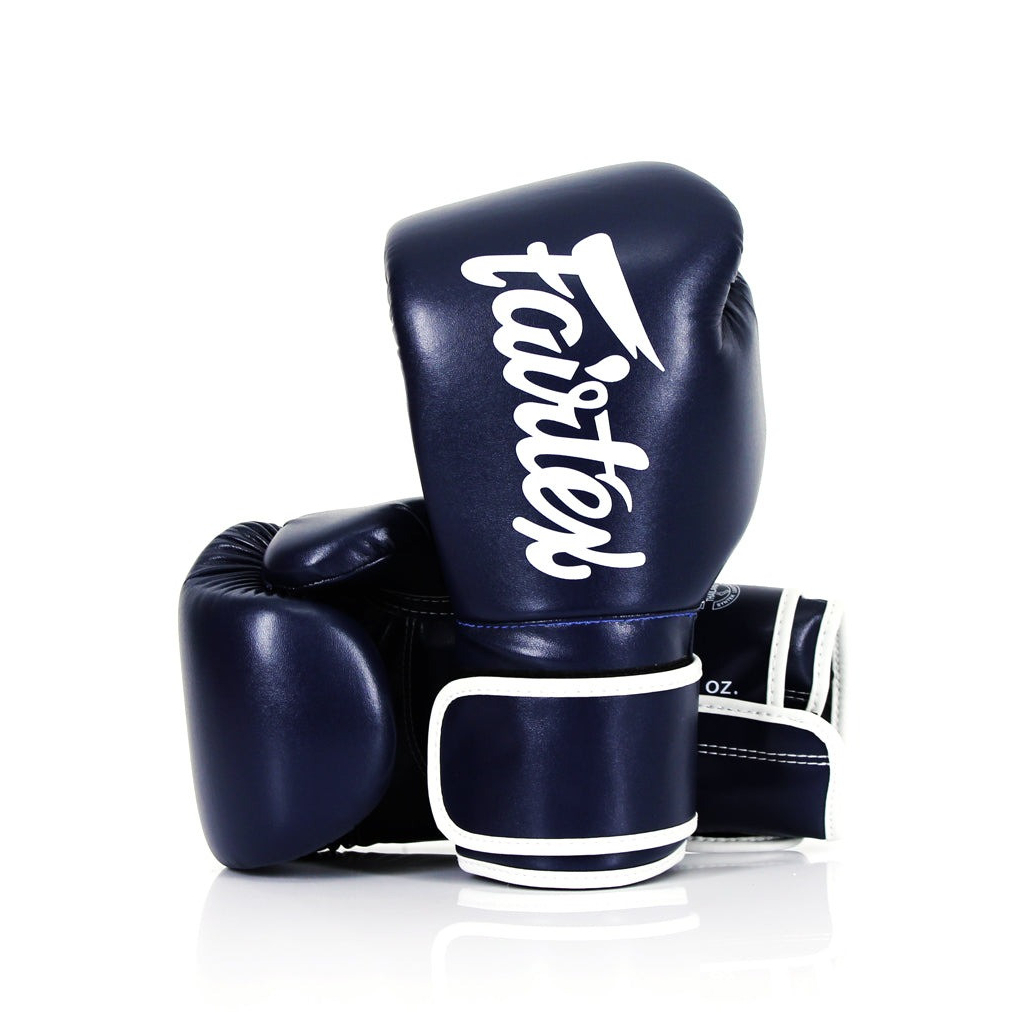 Боксерські рукавички Fairtex BGV14 Blue 14 унцій (бинти в комплекті) (BGV14_14oz_Blue) Боксерські рукавички Fairtex BGV14 Blue 14 унцій (бинти в комплекті) (BGV14_14oz_Blue)