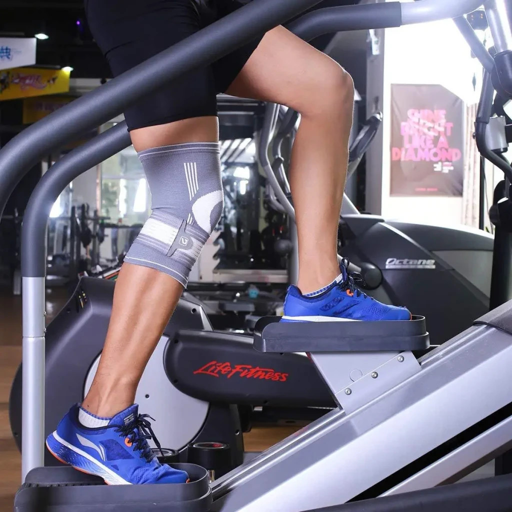 Фіксатор коліна LiveUp Knee Support LS5676-S сірий, білий Уні S (6951376182316) Фіксатор коліна LiveUp Knee Support LS5676-S сірий, білий Уні S (6951376182316)