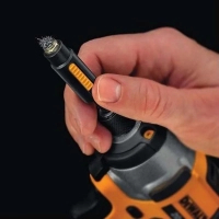Головка магнітна DeWALT магнітна EXTREME 1/4"х13 мм, шестигранна з магнітом, що рухається всередині (DT7450)