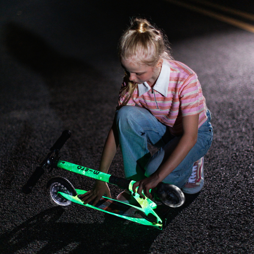 Самокат Micro Sprite Glow LED Art Collection" Космос" (SA0299)