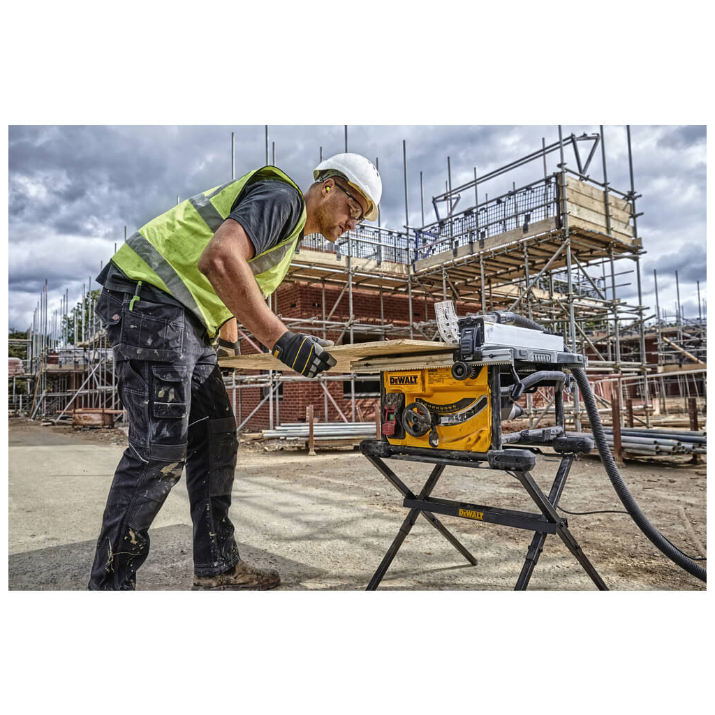 Циркулярна пила DeWALT 1850 Вт, 5800 об/хв, диск 210х30 мм, (DWE7485)
